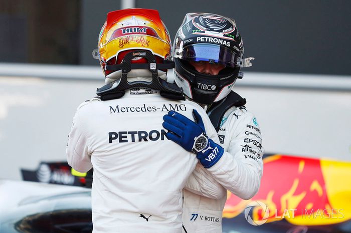 Valtteri Bottas, Mercedes AMG F1, felicita a Lewis Hamilton, Mercedes AMG F1, por su pole position