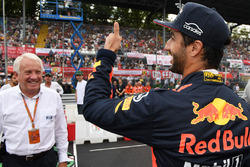 Daniel Ricciardo, Red Bull Racing et Charlie Whiting, délégué FIA