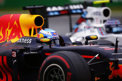 Daniel Ricciardo, Red Bull Racing RB12 y Valtteri Bottas, Williams FW38