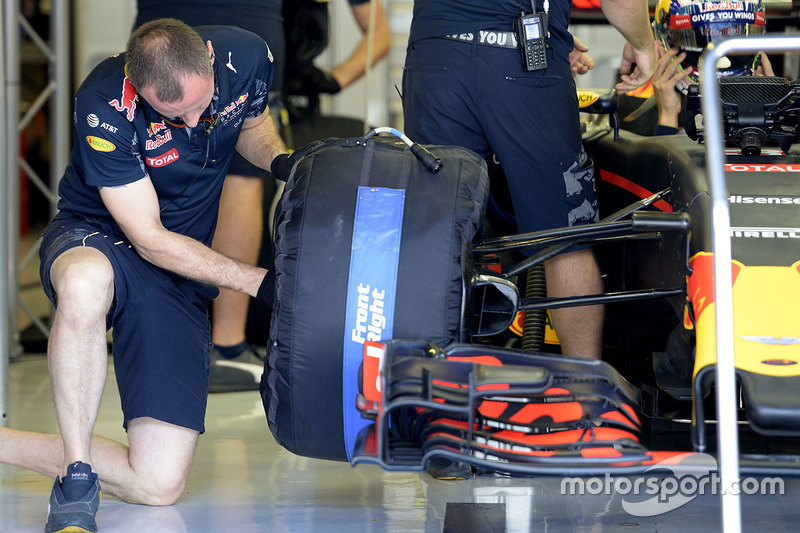 Daniel Ricciardo, Red Bull Racing prueba los nuevos neumáticos Pirelli de 2017