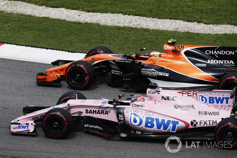 Stoffel Vandoorne, McLaren MCL32, battles Sergio Perez, Sahara Force India F1 VJM10