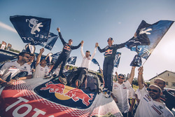 Победители Стефан Петерансель, Жан-Поль Котре и руководитель Peugeot Sport Бруно Фамен