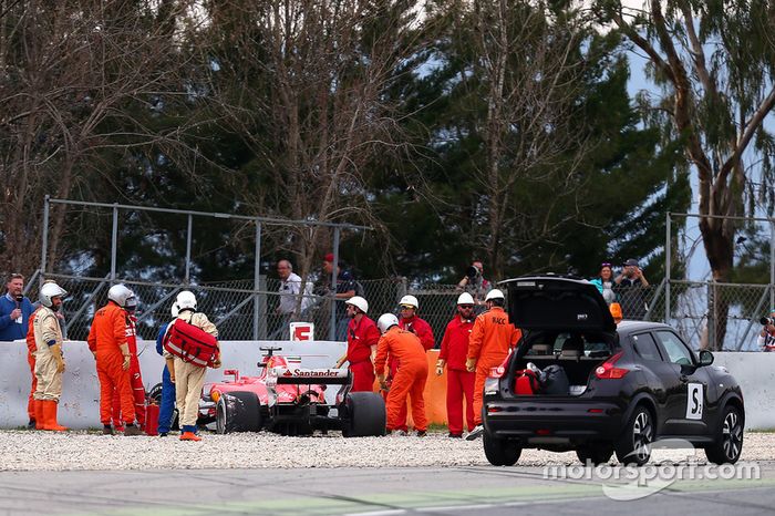 Kimi Raikkonen, Ferrari SF70H después del choque