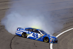 Jimmie Johnson, Hendrick Motorsports Chevrolet pierde el control en la curva 4