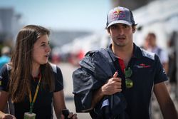 Carlos Sainz Jr., Scuderia Toro Rosso y la encargada de prensa Tabatha Valles, Scuderia Toro Rosso