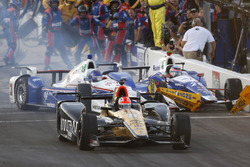 James Hinchcliffe, Schmidt Peterson Motorsports Honda, Helio Castroneves, Team Penske Chevrolet and Takuma Sato, Andretti Autosport Honda crash in pit lane