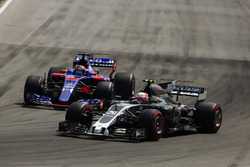 Кевин Магнуссен, Haas F1 Team VF-17, и Даниил Квят, Scuderia Toro Rosso STR12