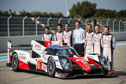 De Toyota TS050 Hybrid 2016 met Alexander Wurz, Anthony Davidson, Sébastien Buemi, Kazuki Nakajima,