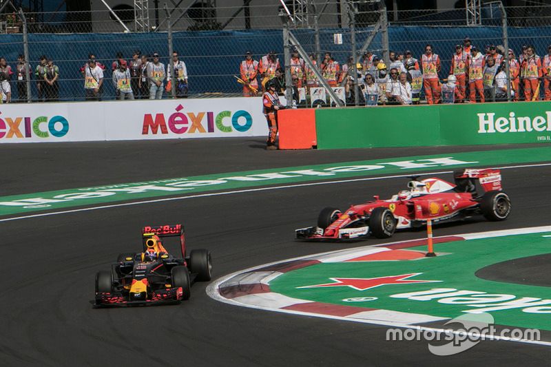 Max Verstappen, Red Bull Racing RB12 y Sebastian Vettel, Ferrari SF16-H