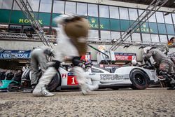 Pit stop practice for #1 Porsche Team Porsche 919 Hybrid: Timo Bernhard, Mark Webber, Brendon Hartley