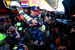 Max Verstappen, Red Bull Racing festeggia con il team