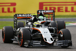 Sergio Perez, Sahara Force India F1 VJM09 mène devant Nico Hulkenberg, Sahara Force India F1 VJM09