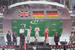 Подіум: друге місце - Льюіс Хемілтон, Mercedes AMG F1; переможець - Ніко Росберг, Mercedes AMG F1; т