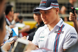 Valtteri Bottas, Williams firma de autógrafos para los fans