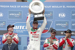 Подиум: победитель - Роб Хафф, Honda Racing Team JAS, Honda Civic WTCC, второе место - Норберт Михел