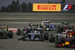 Lewis Hamilton, Mercedes AMG F1 Team W07 na contact met Valtteri Bottas, Williams FW38