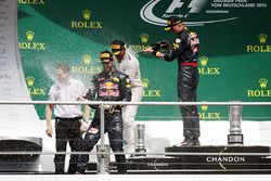 Podio: ganador de la carrera Lewis Hamilton, Mercedes AMG F1 segundo lugar Daniel Ricciardo, Red Bul