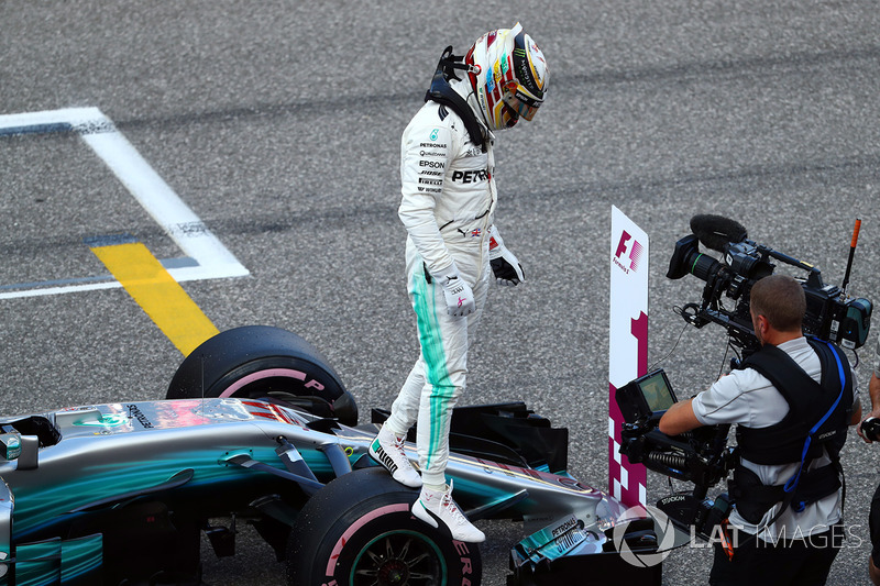 Il poleman Lewis Hamilton, Mercedes-Benz F1 W08 festeggia nel parco chiuso