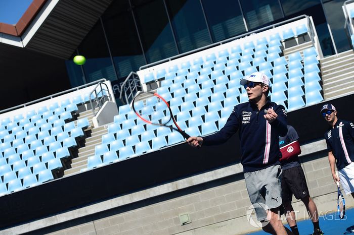 Esteban Ocon, Force India F1 juega al tenis en Melbourne Park