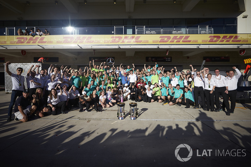 Race winner Lewis Hamilton, Mercedes AMG F1, the Mercedes team celebrate victory in the race and the