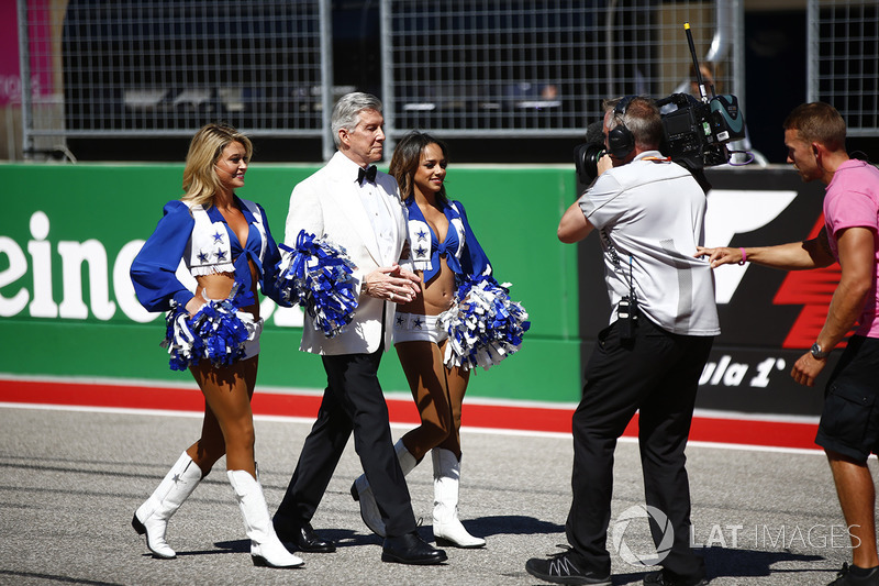 Michael Buffer con dos vaqueritas de Dallas