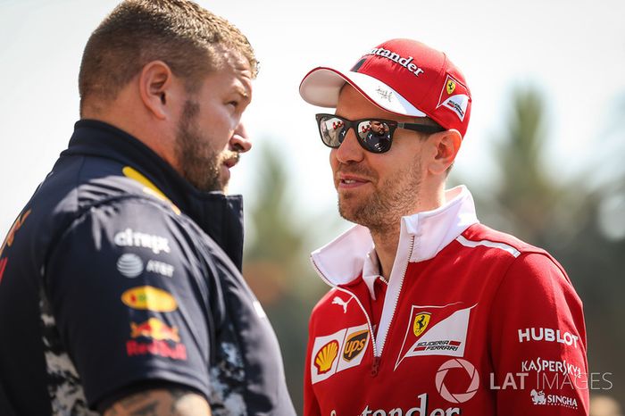 Sebastian Vettel, Ferrari y un mecánico de Red Bull Racing