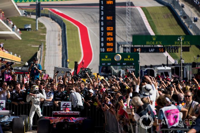 Ganador, Lewis Hamilton, Mercedes AMG F1, celebra en Parc Ferme