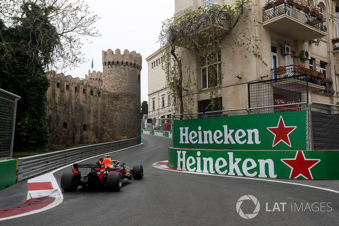 Max Verstappen se recuperou de acidente no TL1 e encerrou o dia em terceiro