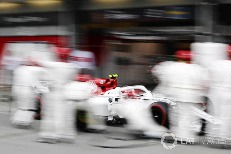 Charles Leclerc, Sauber C37 Ferrari, pit stop