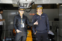 L'attrice Carina Lau con Fernando Alonso, McLaren