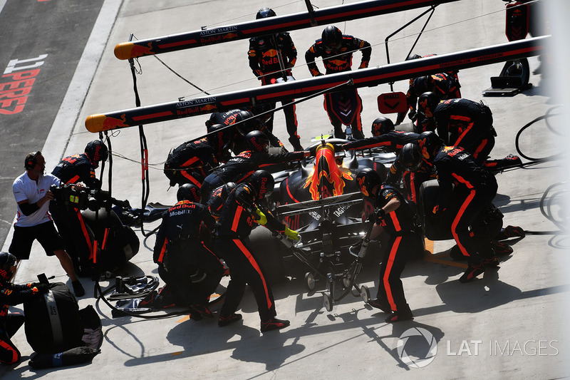 Max Verstappen, Red Bull Racing RB14 pit stop