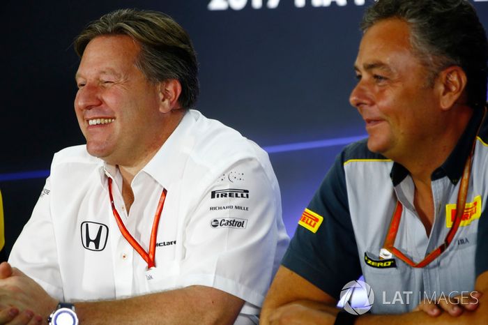 Zak Brown, Director McLaren Technology Group, Mario Isola, director de carreras, Pirelli Motorsport, en la conferencia de prensa