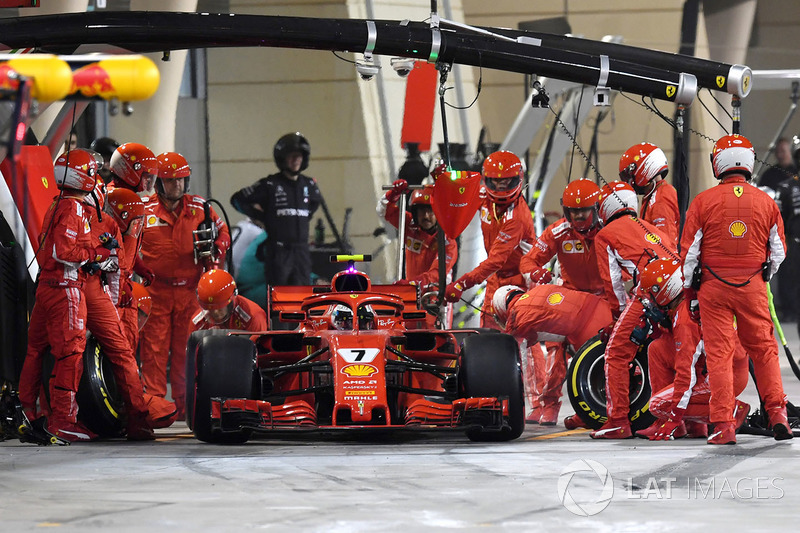 Kimi Raikkonen, Ferrari SF71H golpea a un mecánico mientras abandona los boxes