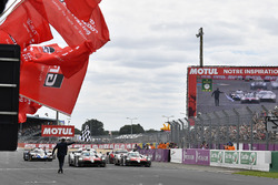 La vettura dei vincitori #8 Toyota Gazoo Racing Toyota TS050: Sébastien Buemi, Kazuki Nakajima, Fernando Alonso, taglia il traguardo