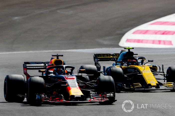 Daniel Ricciardo, Red Bull Racing RB14, lucha con Carlos Sainz Jr., Renault Sport F1 Team R.S. 18
