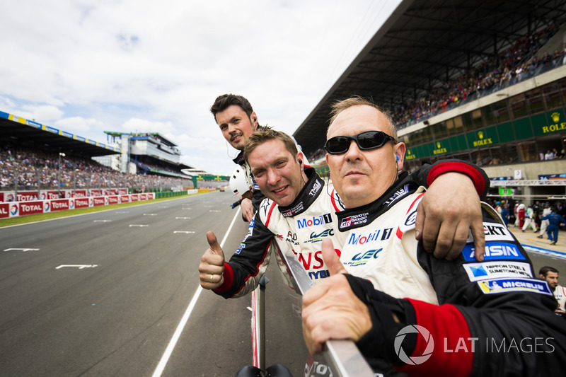 Meccanici Toyota Racing al muretto box