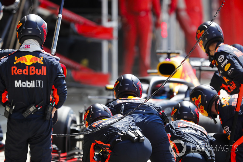 Daniel Ricciardo, Red Bull Racing RB14, s'arrête aux stands