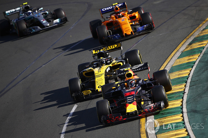 Max Verstappen, Red Bull Racing RB14 Tag Heuer, delante de Nico Hulkenberg, Renault Sport F1 Team R.S. 18, Stoffel Vandoorne, McLaren MCL33 Renault, y Valtteri Bottas, Mercedes AMG F1 W09