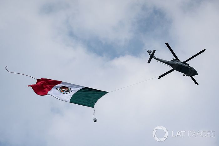 Helicóptero y la bandera de México