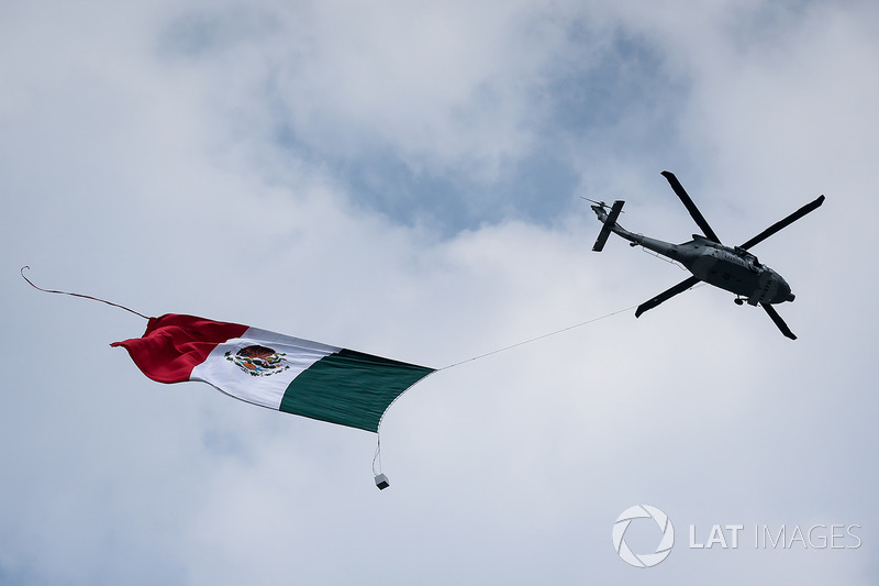 Helicóptero y la bandera de México