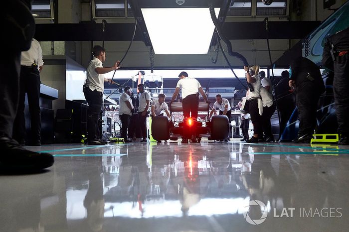 Ingenieros de Mercedes devuelven el Mercedes AMG F1 W09 al box