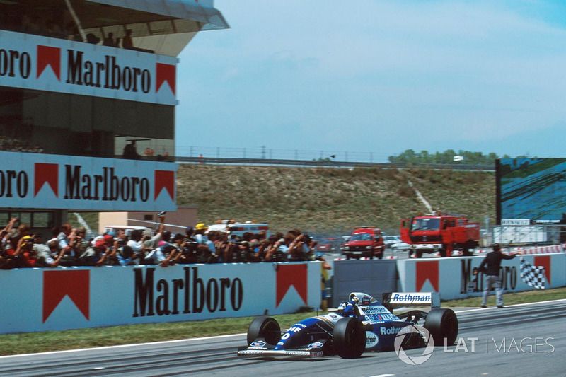Damon Hill, Williams FW16 toma la bandera a cuadros para la victoria