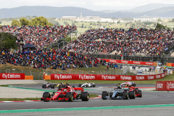 Sebastian Vettel, Ferrari SF71H, Valtteri Bottas, Mercedes AMG F1 W09, Kimi Raikkonen, Ferrari SF71H, the remainder of the field