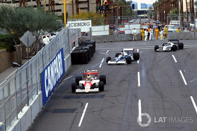 Ayrton Senna, McLaren Honda MP4/5B voor Jean Alesi, Tyrrell 018 Ford en Gregor Foitek, Brabham Judd 