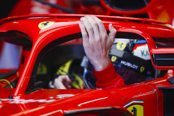 Kimi Raikkonen, Ferrari, nell'abitacolo della sua monoposto, con la mano sull'halo