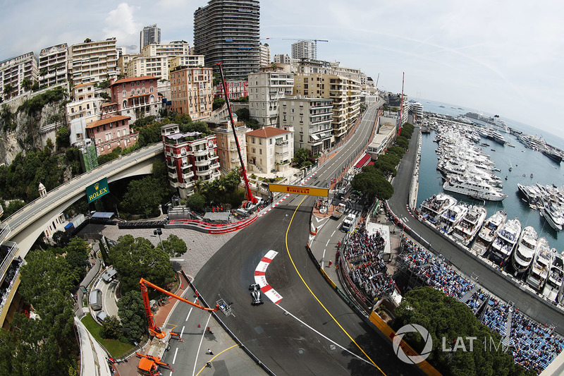 Une vue d'ensemble de Valtteri Bottas, Mercedes AMG F1 W09 à Sainte Devote