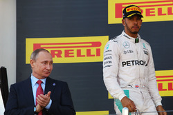 Podium: Vladimir Putin, russischer Staatspräsident, mit Lewis Hamilton, Mercedes AMG F1 Team