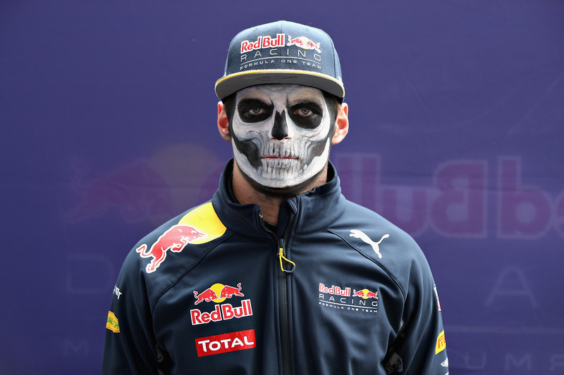 Max Verstappen, Red Bull Racing llega al circuito pintado como catrín del Dia de Muertos