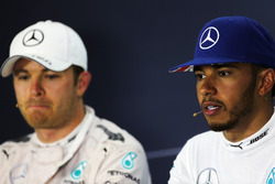 Льюис Хэмилтон, Mercedes AMG F1, и Нико Росберг, Mercedes AMG F1, на итоговой пресс-конференции