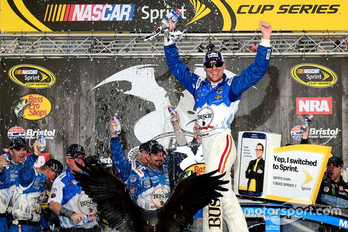 Com a prova retomada no domingo, Kevin Harvick levou a melhor pela segunda vez em 2016.